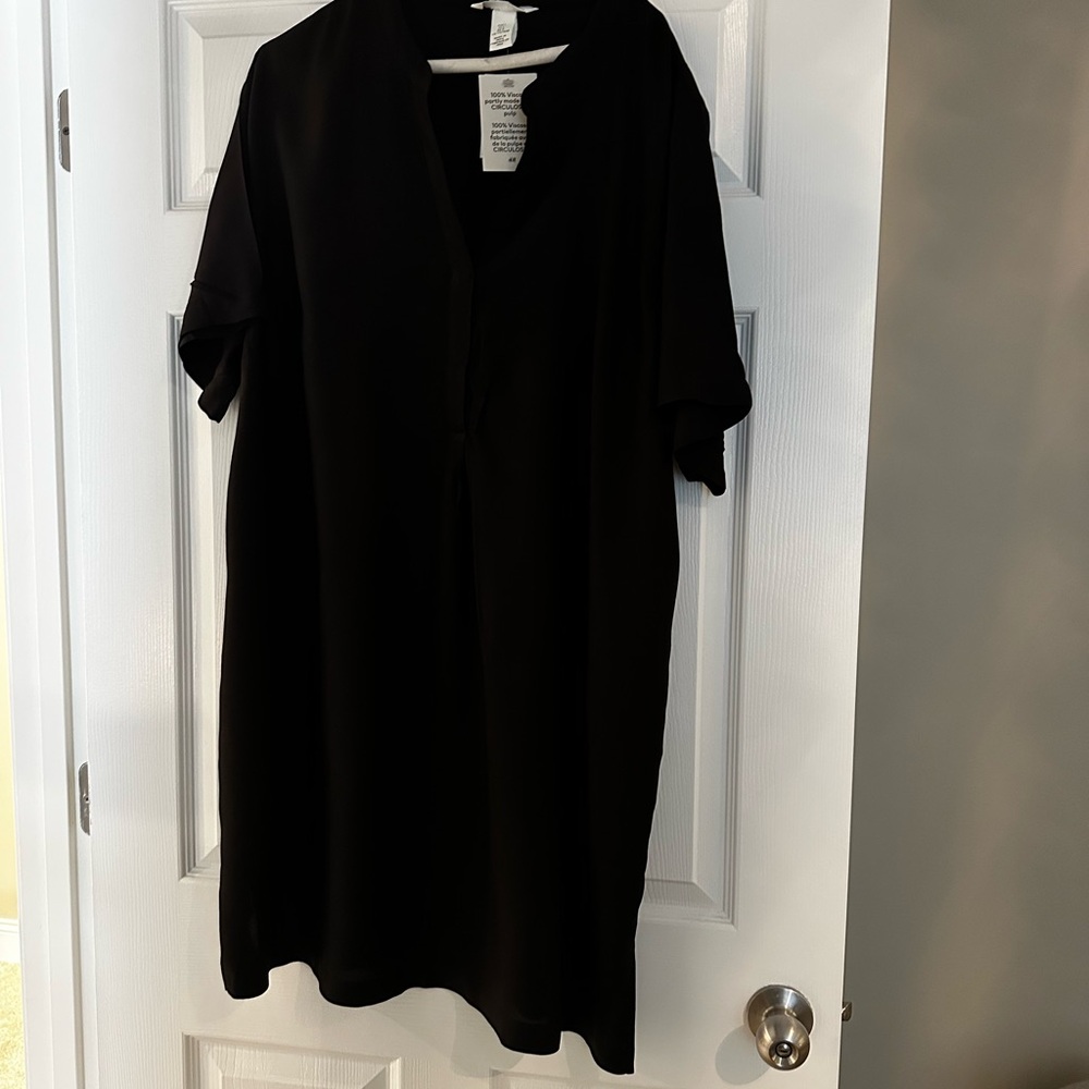 H&M Black Short Sleeve V-Neck Shift Dress